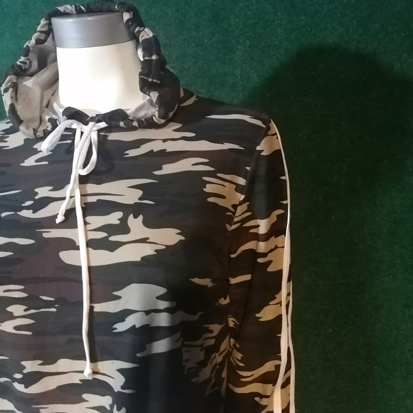 Fashionnova Cropped hoodie top - Picture 4 of 4